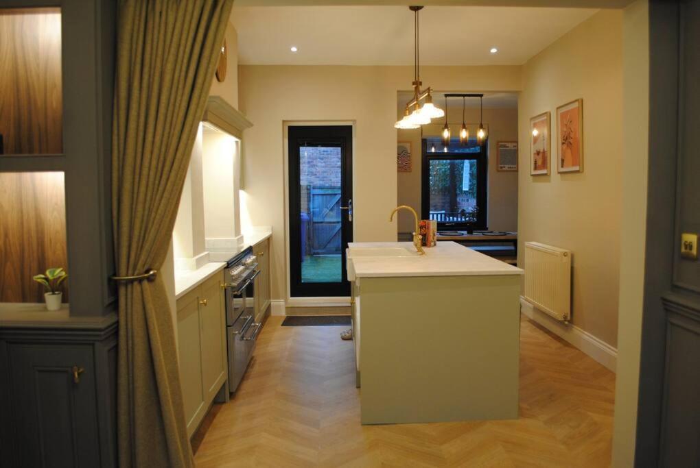 Cosy Renovated House In Warrington Villa Bagian luar foto