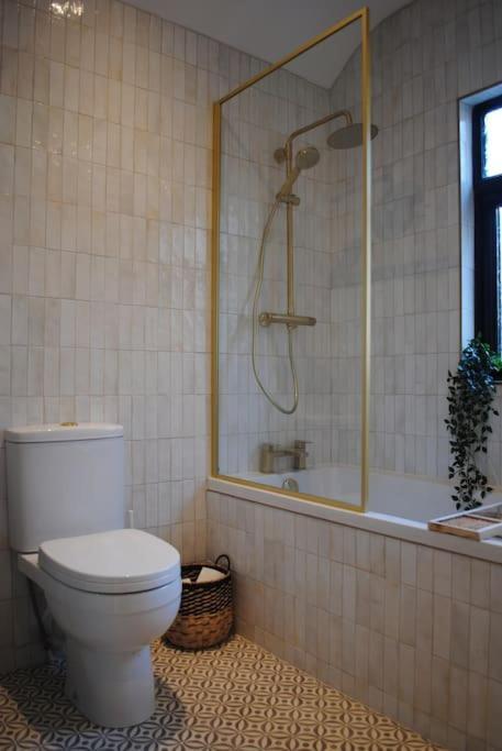 Cosy Renovated House In Warrington Villa Bagian luar foto