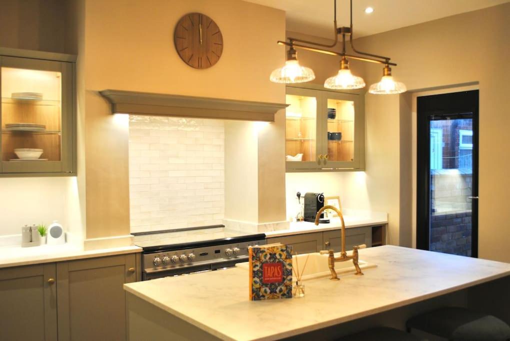 Cosy Renovated House In Warrington Villa Bagian luar foto